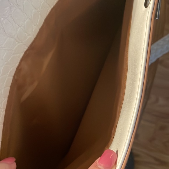 Bueno white purse in excellent condition never been used - Picture 6 of 8